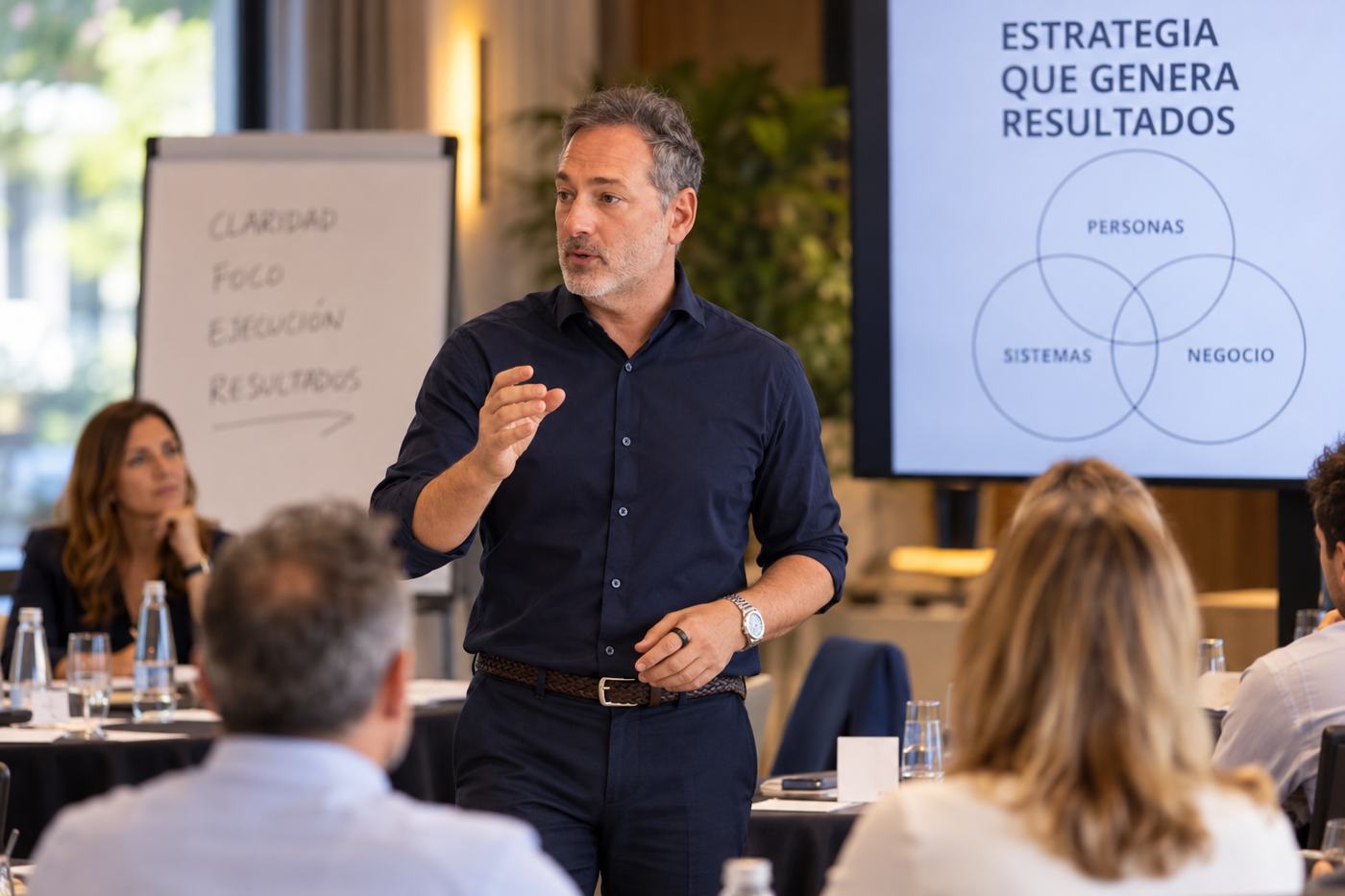 Rubén Turienzo impartiendo una sesión sobre estrategia ante un grupo de directivos