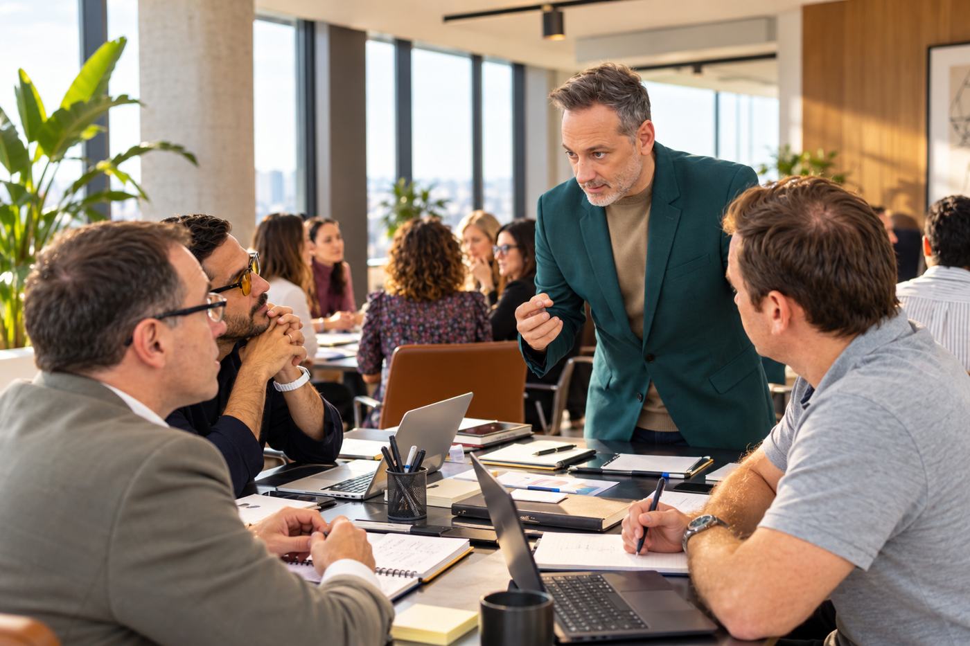 Rubén Turienzo trabajando con un equipo directivo alrededor de una mesa